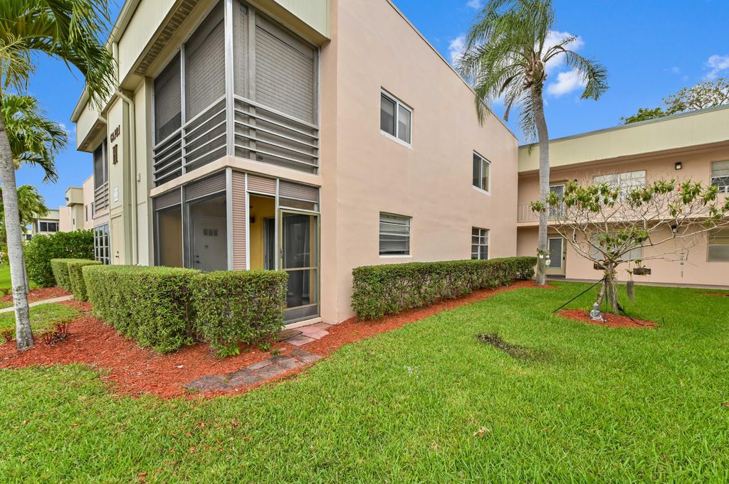 Photo of 343 Capri Dr #H, Delray Beach, FL 33484 (MLS # B26016761)