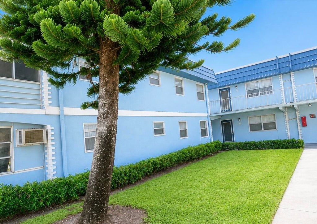 Photo of 260 BRITTANY F, Delray Beach, FL 33446 (MLS # B26068627)