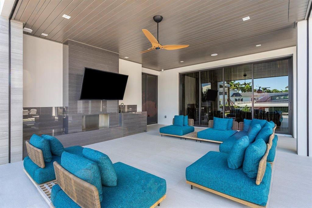 ROYAL PALM YACHT & COUNTRY CLUB - Residential