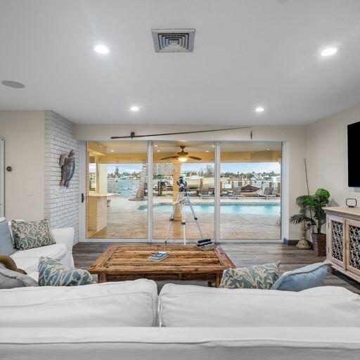 HARBOR ESTATES - Residential Lease