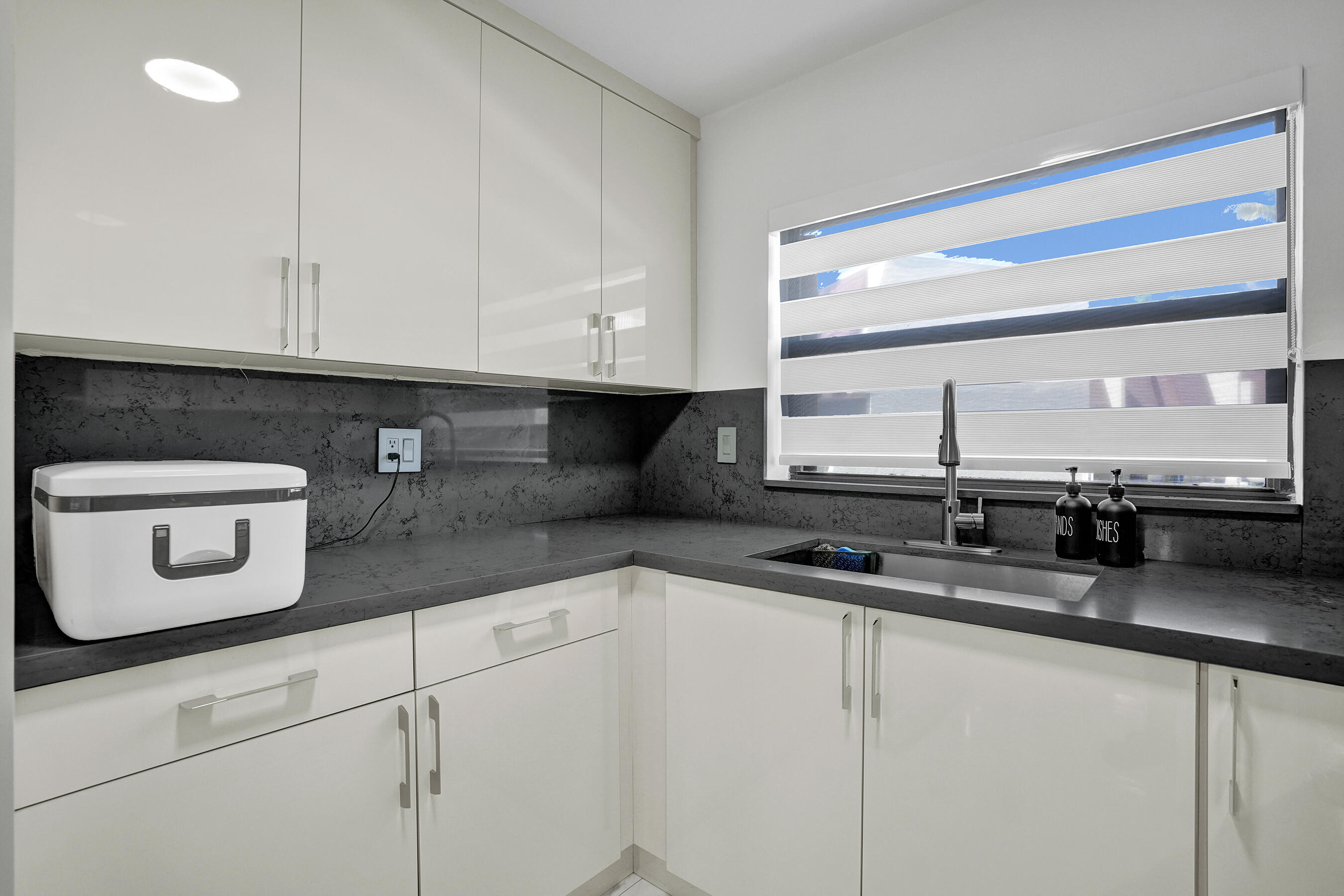 8992 Palm Tree Lane 8992