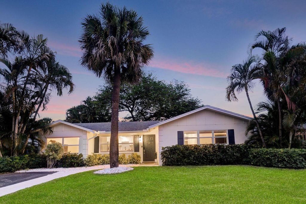 Photo of 558 Ivy Avenue, Palm Beach Gardens, FL 33410 (MLS # R10828843)