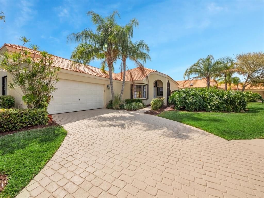 Photo of 2511 La Cristal Circle, Palm Beach Gardens, FL 33410 (MLS # R10780602)