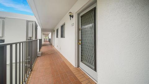 Condominium in Delray Beach FL 15450 Pembridge Avenue Ave 4.jpg