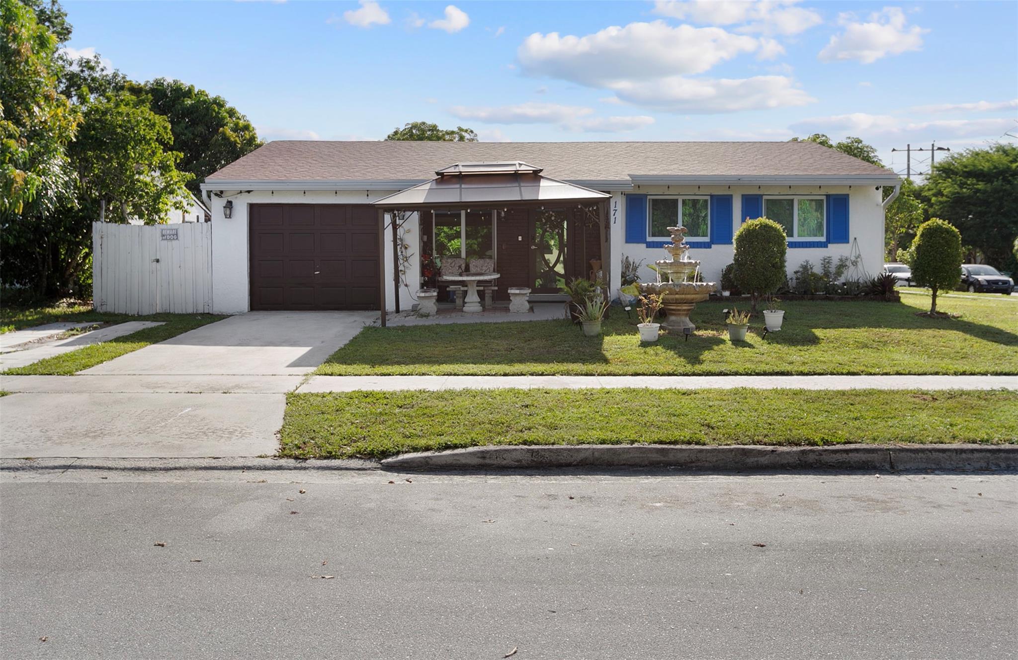 Look no further well take care cozy 4-2 One car garage. Ready to make your own. New Roof 2024.
Beautiful Backyard with plenty of space for a pool , pergola or any of your projects.
Come and take a look at this gem.