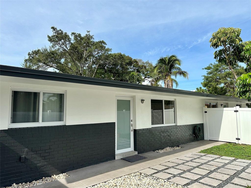 Photo of 1811 SW 21st St, Fort Lauderdale, FL 33315 (MLS # F10477633)