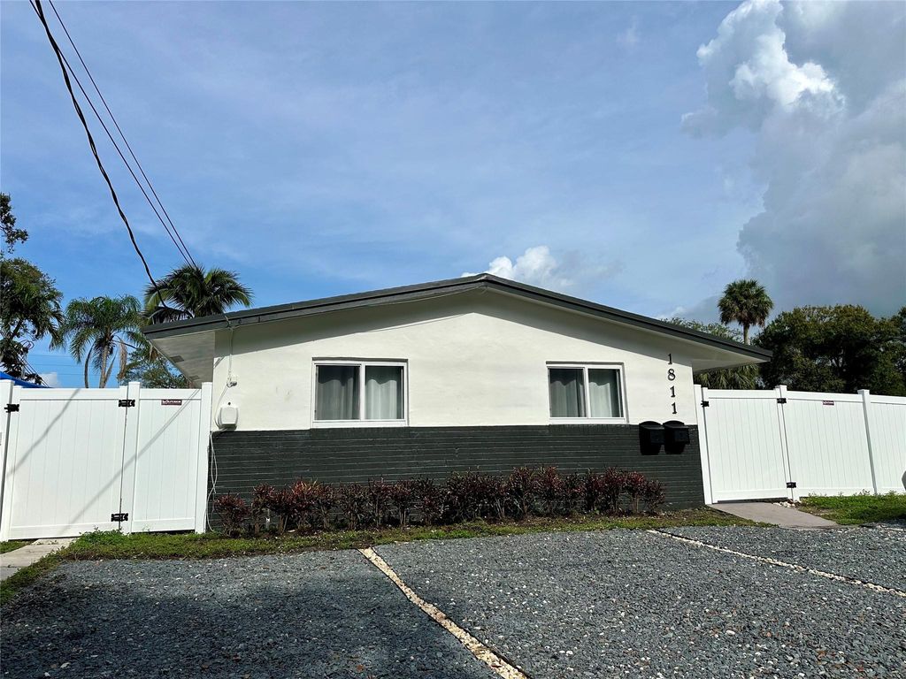 Photo of 1811 SW 21st St, Fort Lauderdale, FL 33315 (MLS # F10477633)