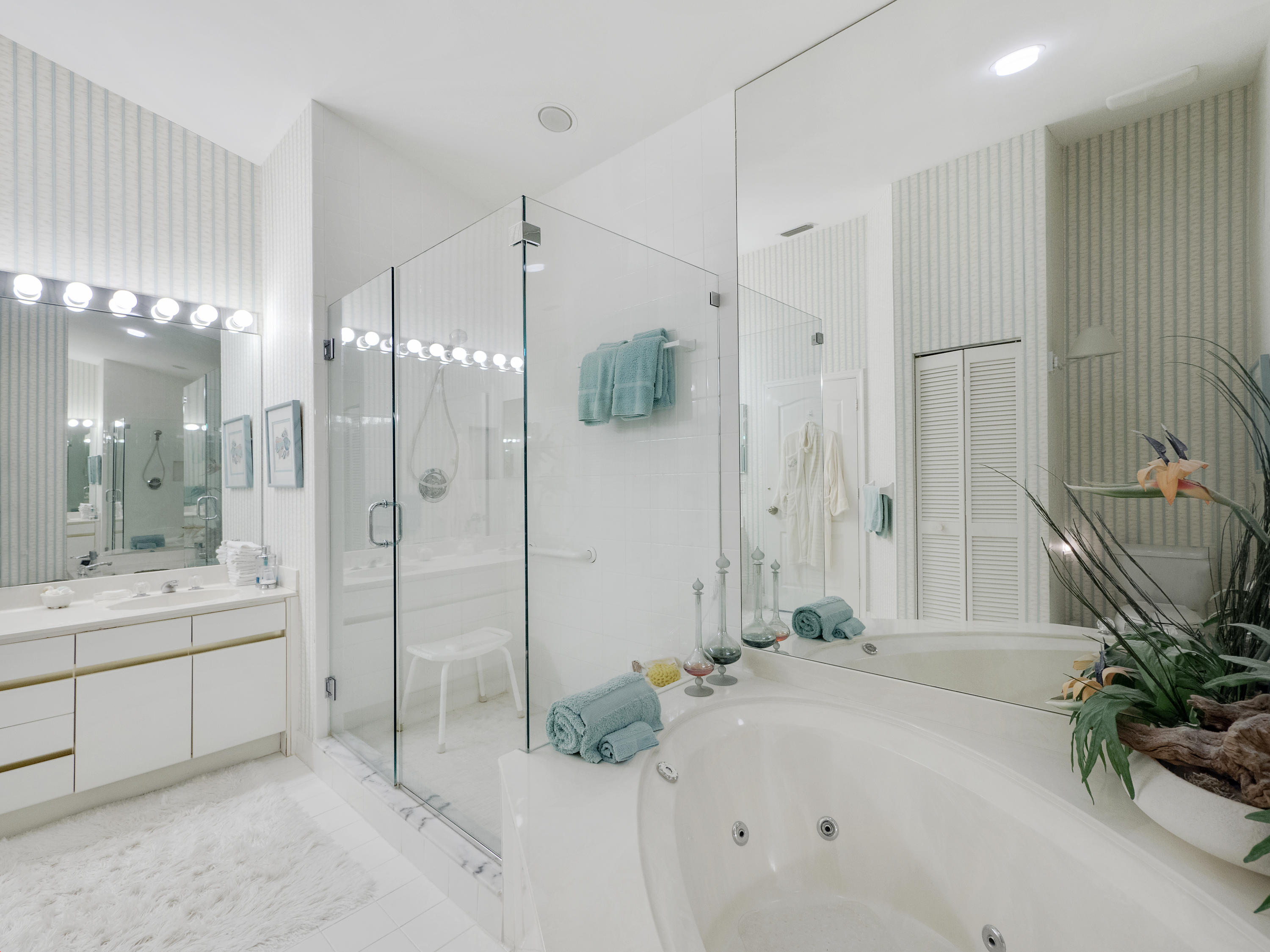 LEGENDS CONDO - Residential