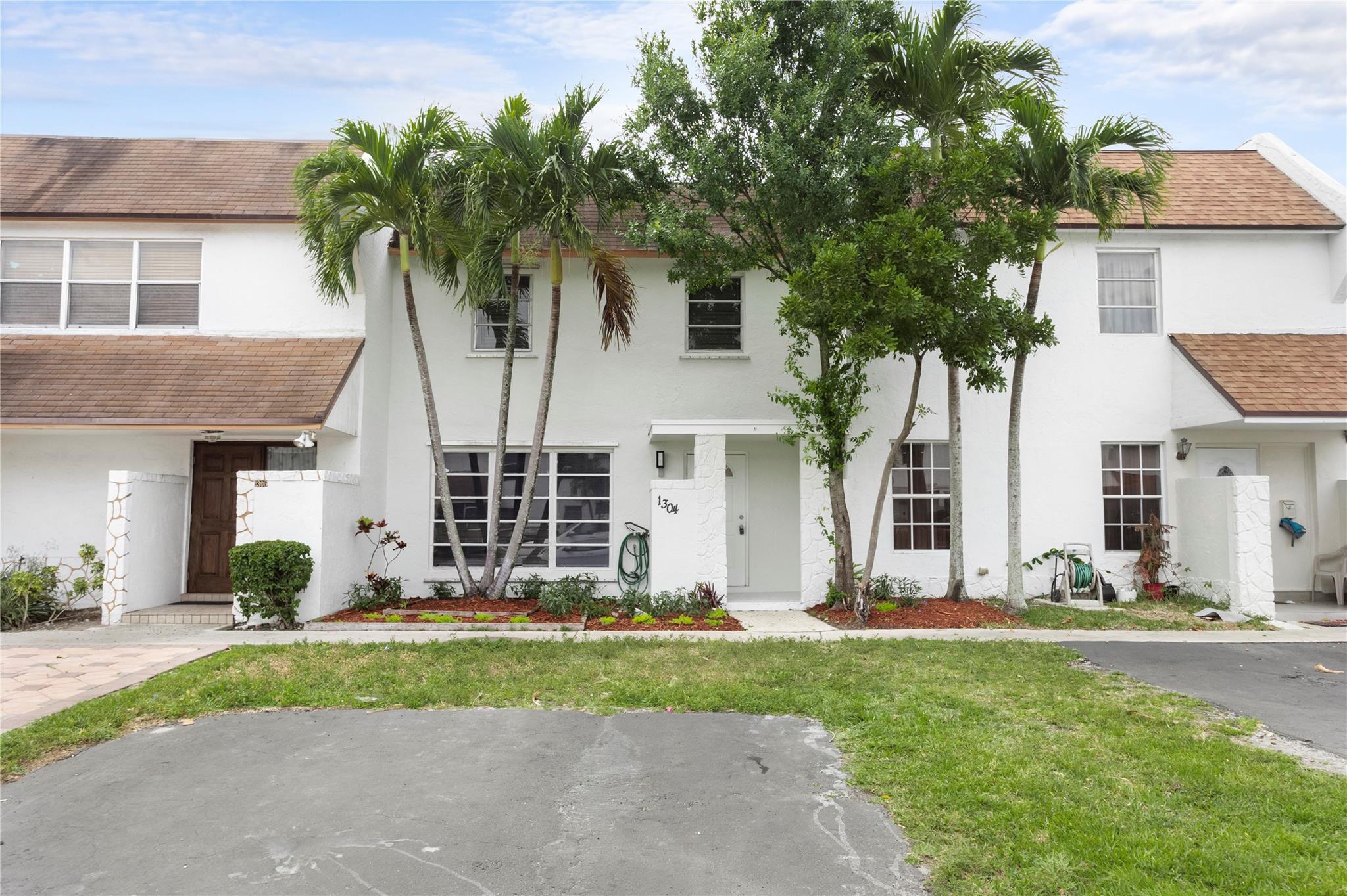 1304 SILVERADO DR 1304