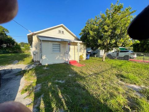 Photo of 1610 N 14th Street, Fort Pierce, FL 34950 (MLS # B26036338)