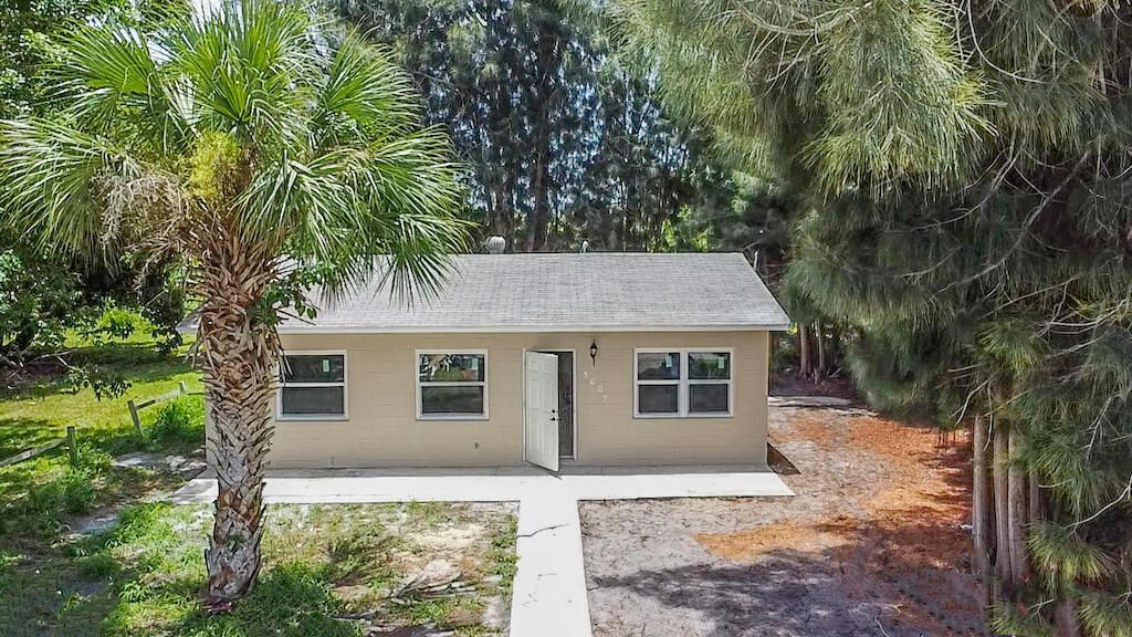 Photo of 5007 Barcelona Avenue, Fort Pierce, FL 34946 (MLS # R11004496)