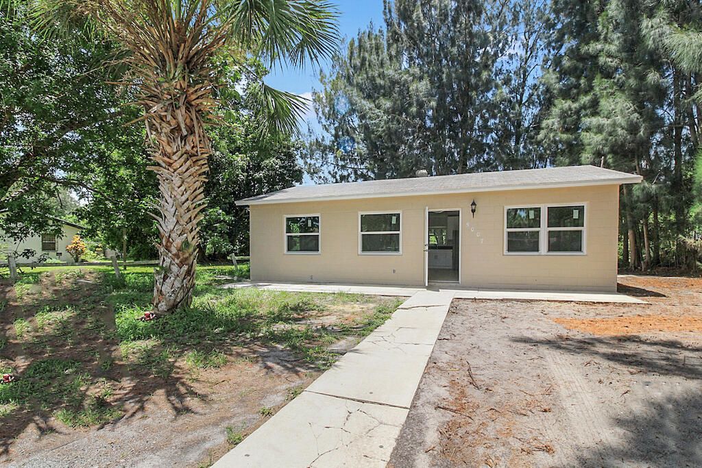 Photo of 5007 Barcelona Avenue, Fort Pierce, FL 34946 (MLS # R11004496)