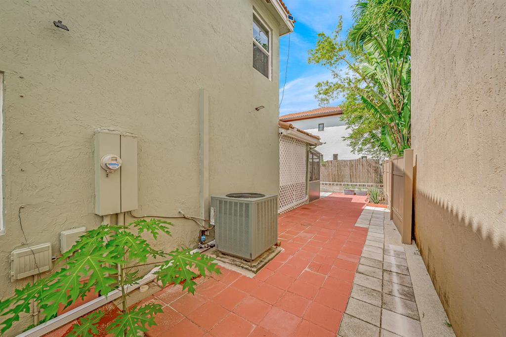 CRESCENT CREEK, COCONUT POINTE - Residential