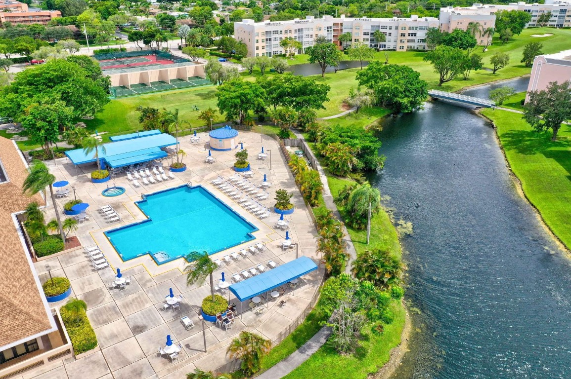 SUNRISE LAKES - Residential