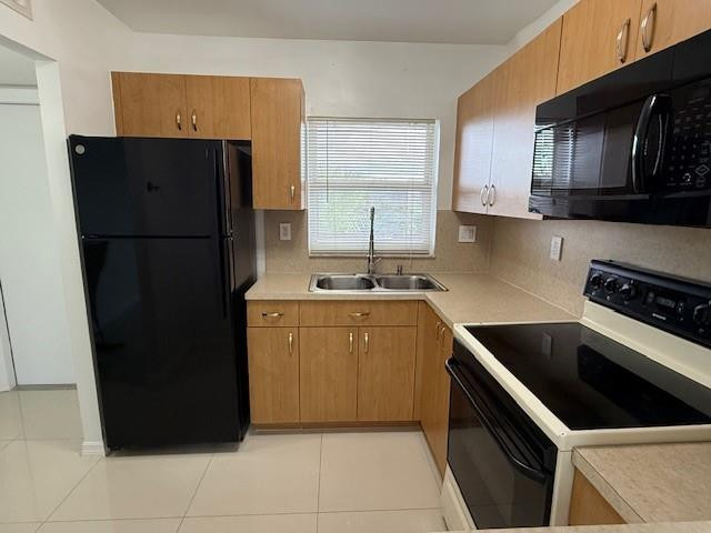 SUNRISE LAKES - Residential