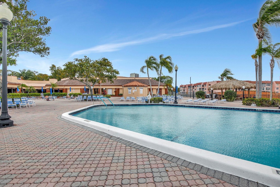 SUNRISE LAKES - Residential