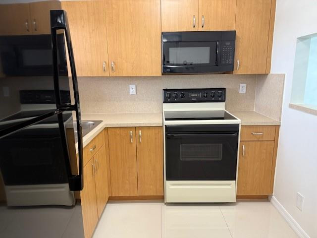 SUNRISE LAKES - Residential