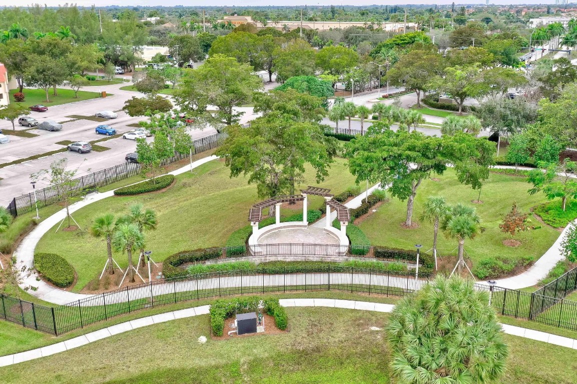 SUNRISE LAKES - Residential