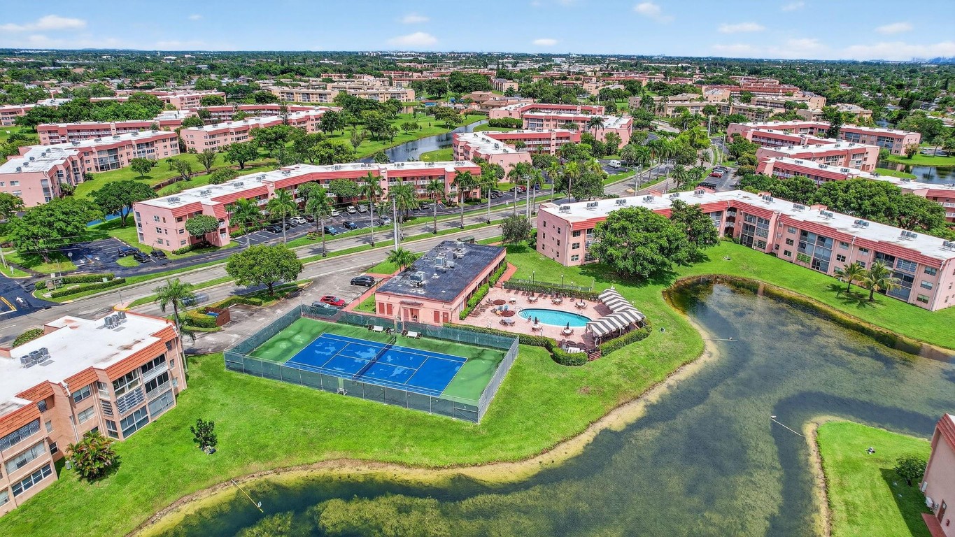 SUNRISE LAKES - Residential