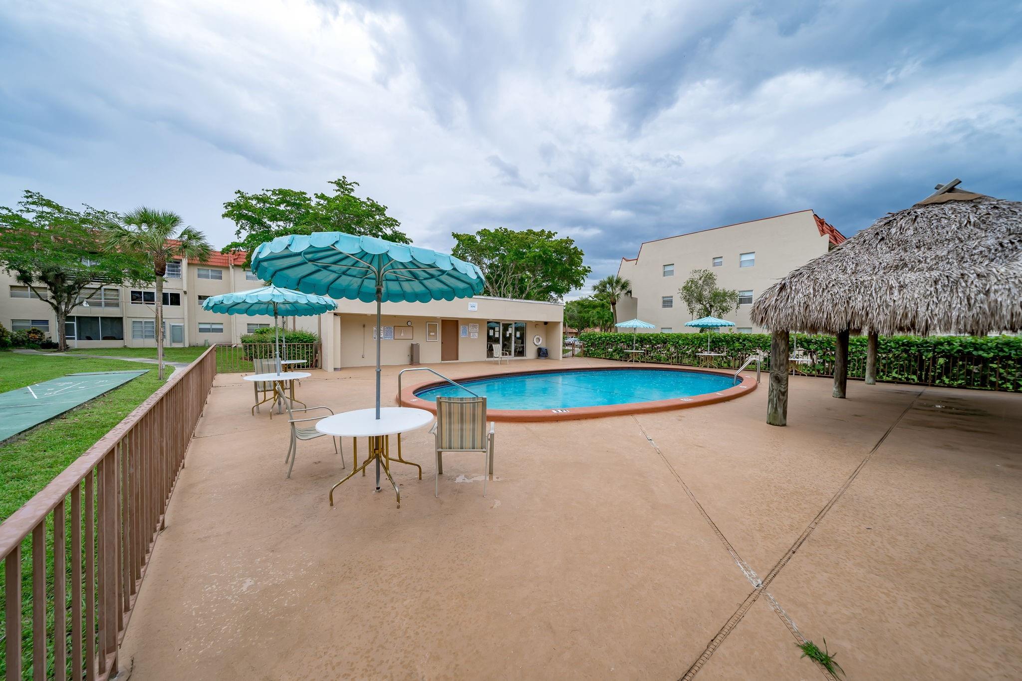 SUNRISE LAKES - Residential