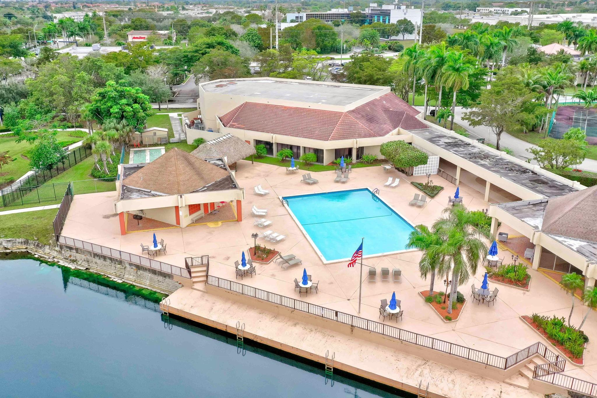 SUNRISE LAKES - Residential