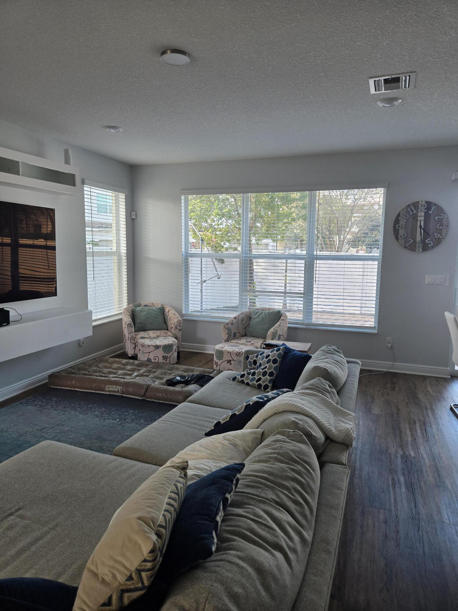 CRYSTAL LAKE 1ST SEC - Residential Lease