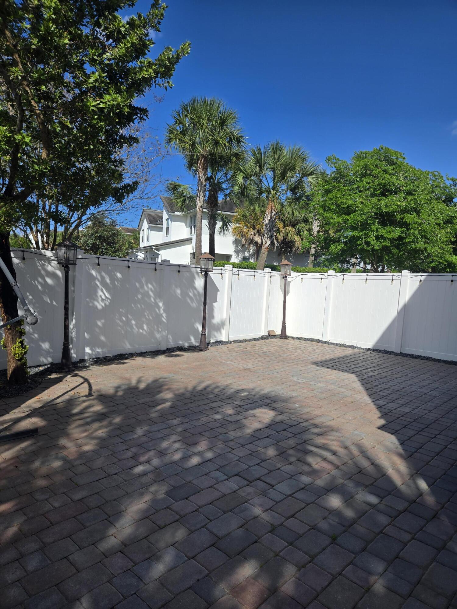 CRYSTAL LAKE 1ST SEC - Residential Lease