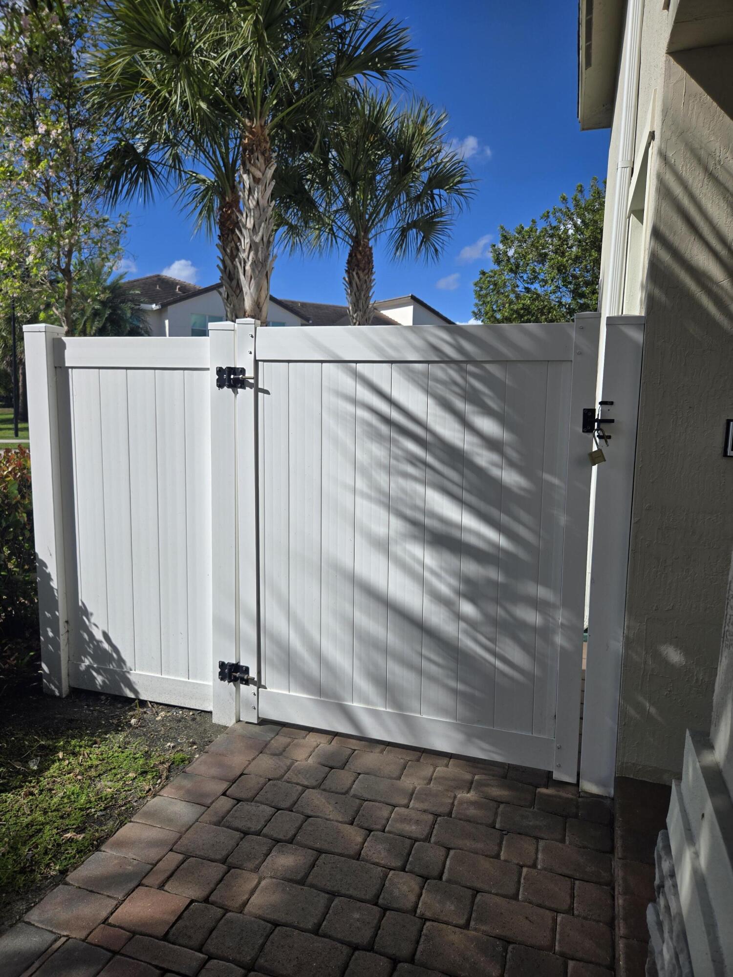 CRYSTAL LAKE 1ST SEC - Residential Lease