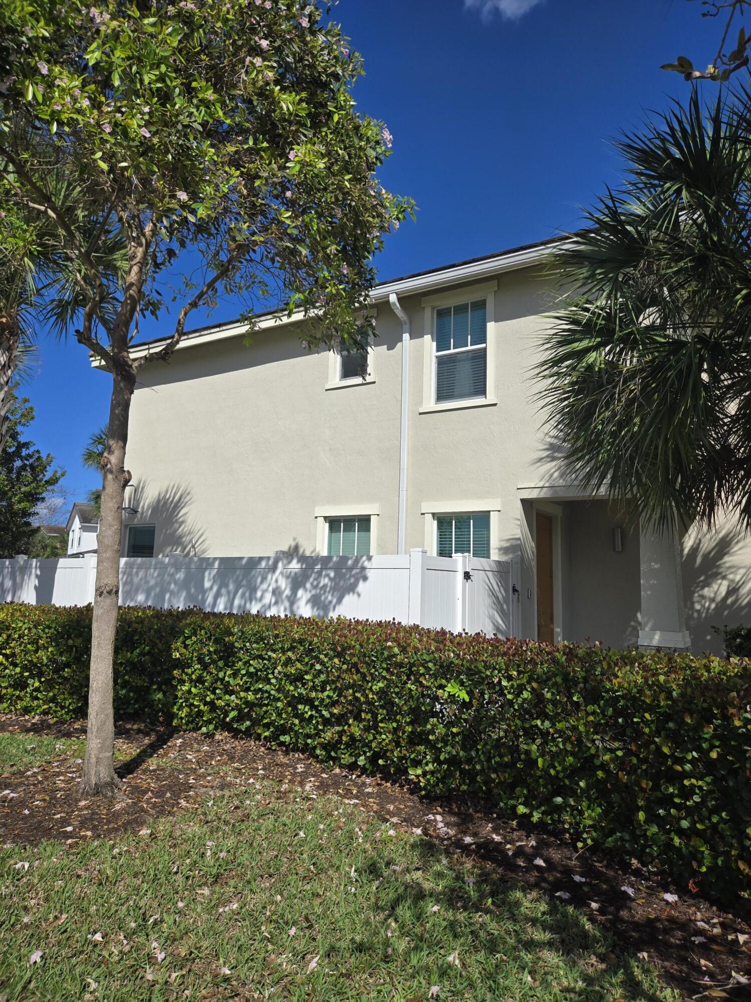 CRYSTAL LAKE 1ST SEC - Residential Lease