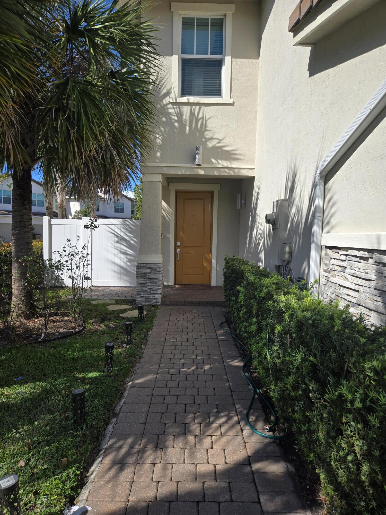 CRYSTAL LAKE 1ST SEC - Residential Lease