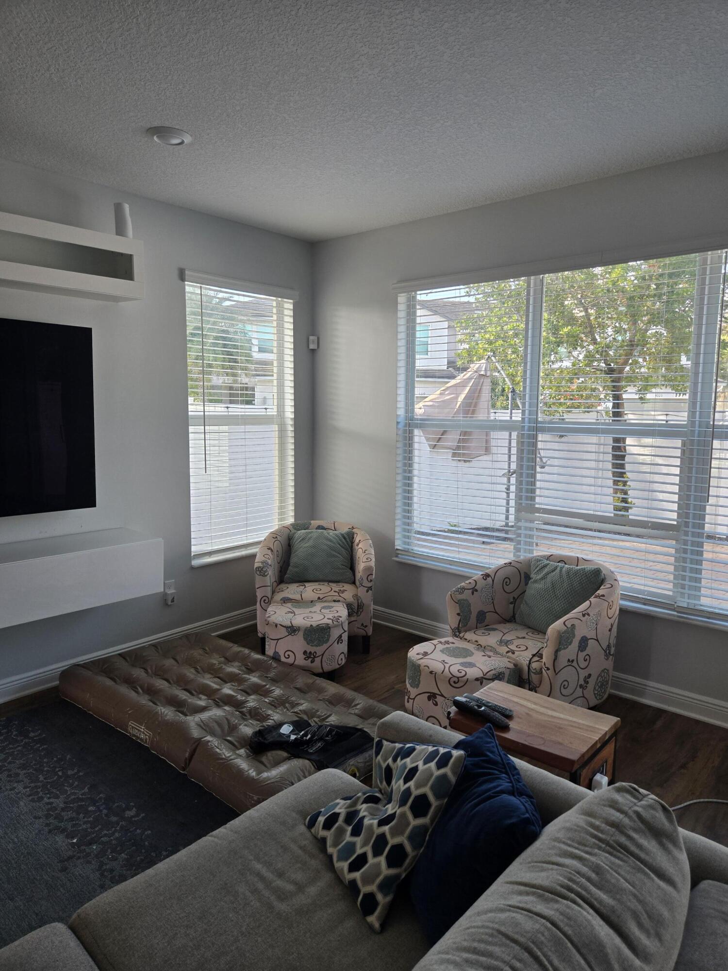 CRYSTAL LAKE 1ST SEC - Residential Lease