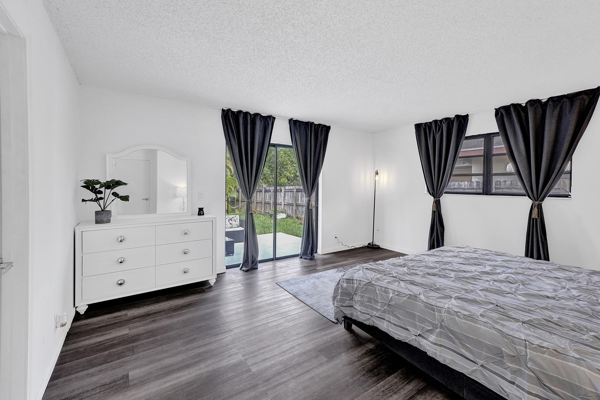 1115 NE 1st Court B, Hallandale Beach FL 33009