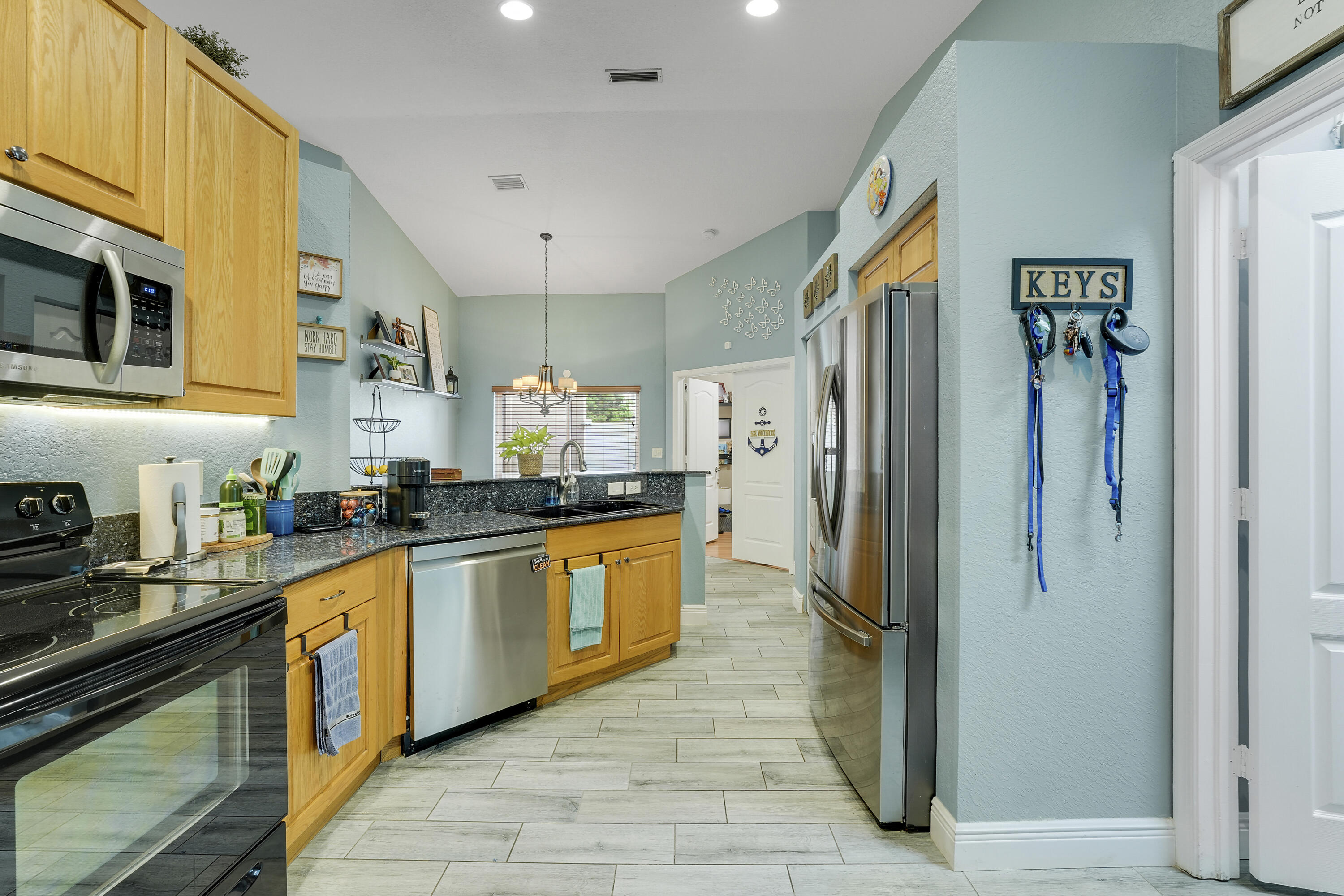 THOROUGHBRED LAKE ESTATES 1 - Residential Lease