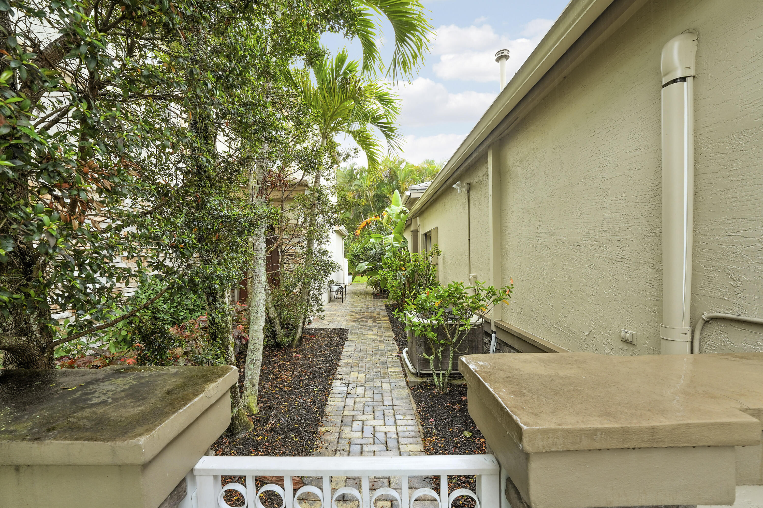 THOROUGHBRED LAKE ESTATES 1 - Residential Lease