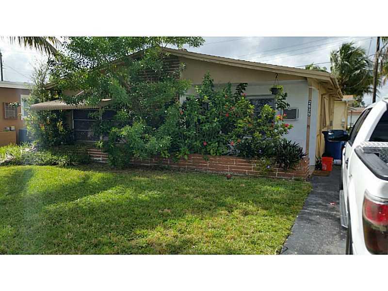 A beautifully renovated 3/2 single-family house, ready to move in, features a tile floor, a new bathroom, a stunning kitchen, a great location, and private parking.g