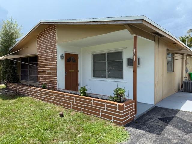 A beautifully renovated 3/2 single-family house, ready to move in, features a tile floor, a new bathroom, a stunning kitchen, a great location, and private parking.g