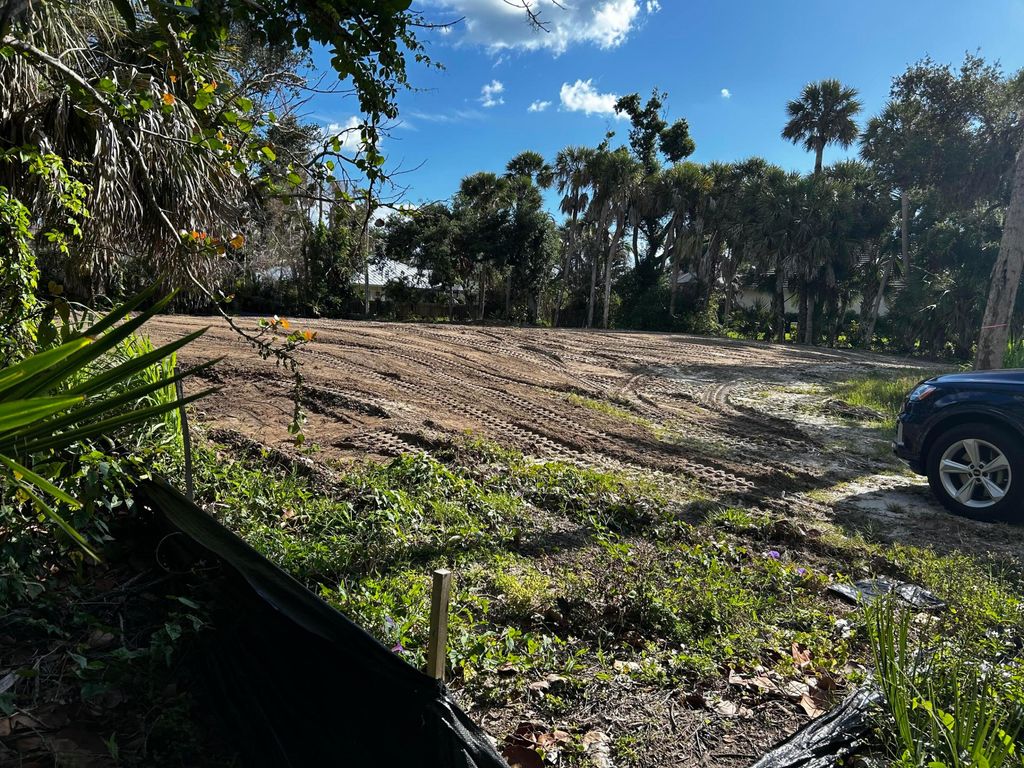 Photo of 525 Acacia Road, Vero Beach, FL 32963 (MLS # B26043576)
