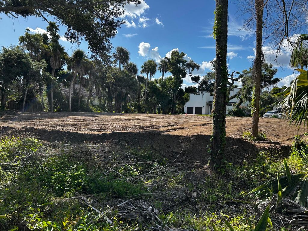 Photo of 525 Acacia Road, Vero Beach, FL 32963 (MLS # B26043576)