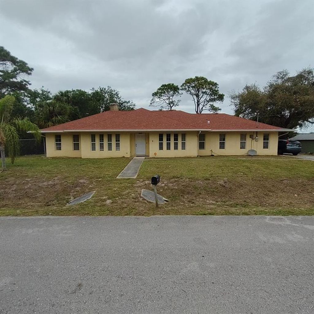 Photo of 2002 Avienda Avenue, Fort Pierce, FL 34946 (MLS # R10873119)