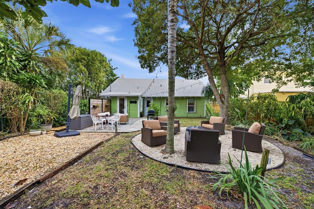 Photo of 117 S Palmway, Lake Worth Beach, FL 33460 (MLS # F10549325)