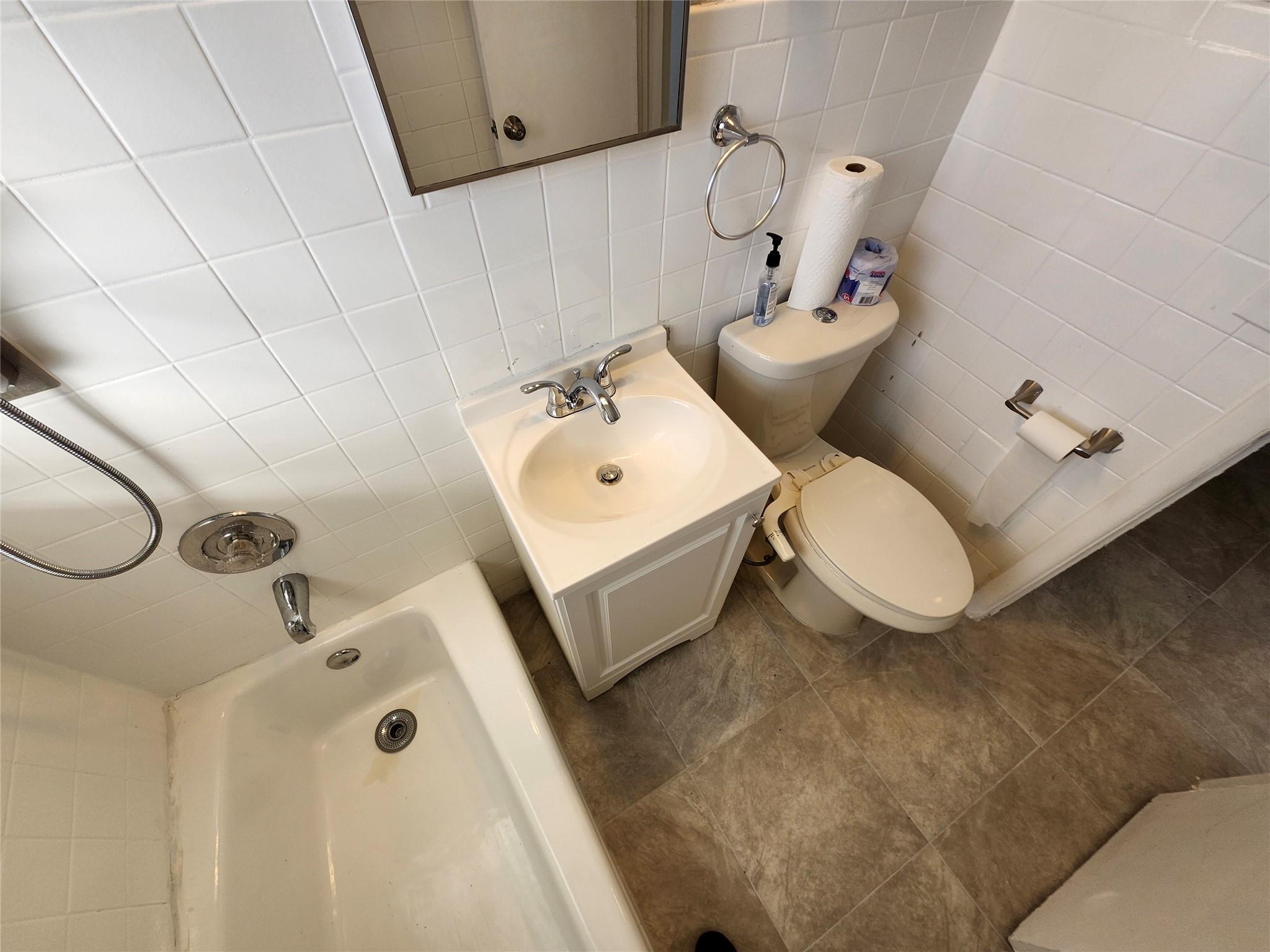 LAUDERDALE MANORS - Residential