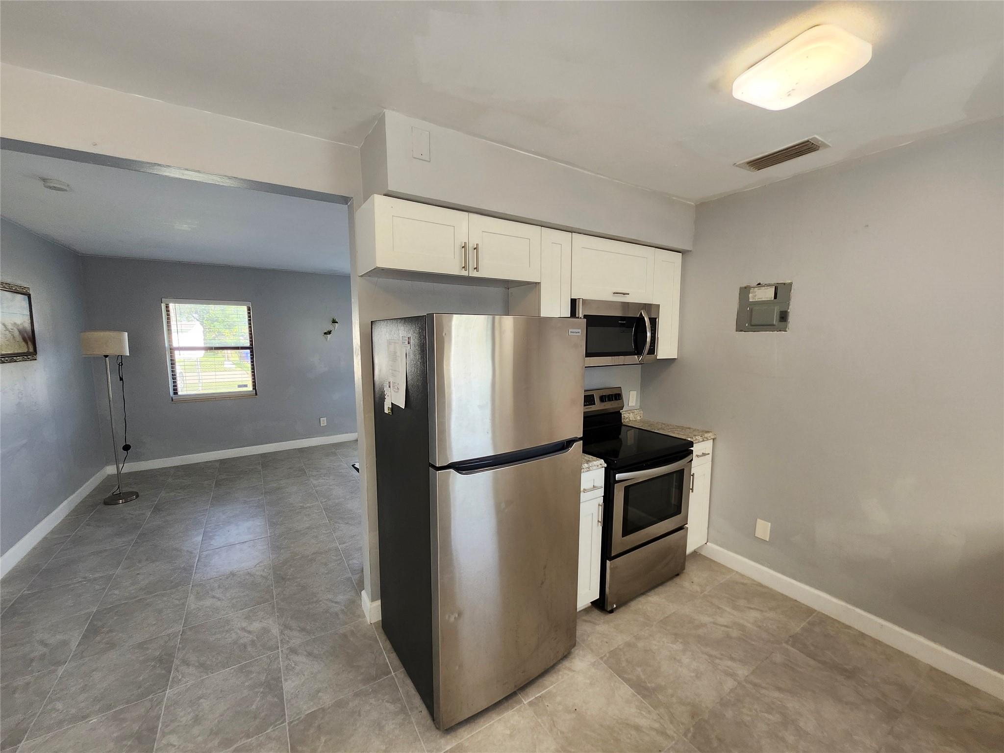 LAUDERDALE MANORS - Residential