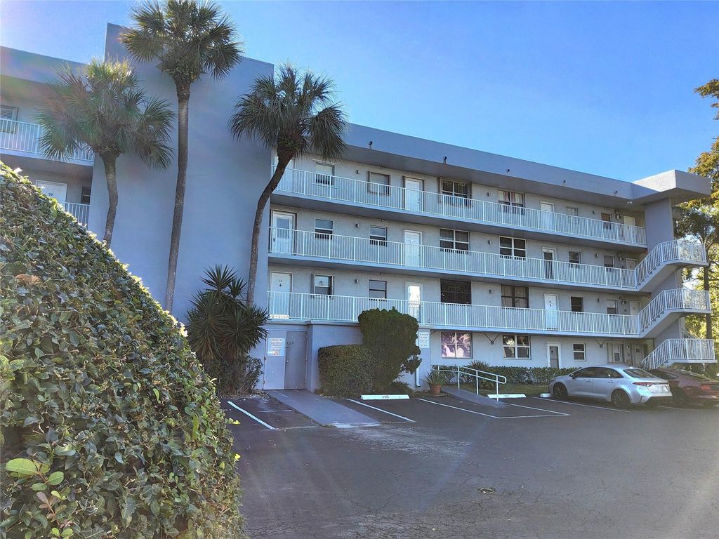 Photo of 112 Royal Park Drive #4F, Oakland Park, FL 33309 (MLS # F10551651)