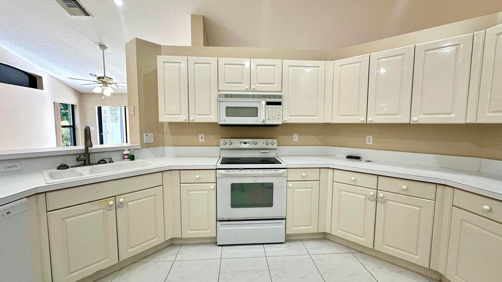 Photo of 10388 Lexington Circle S, Boynton Beach, FL 33436 (MLS # R10936140)