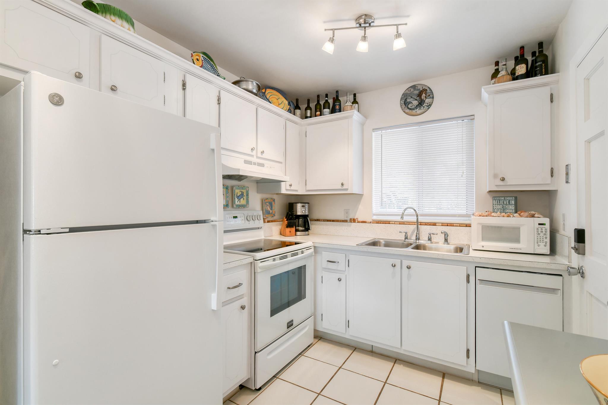 TEQUESTA GARDEN CONDO 6 - Residential