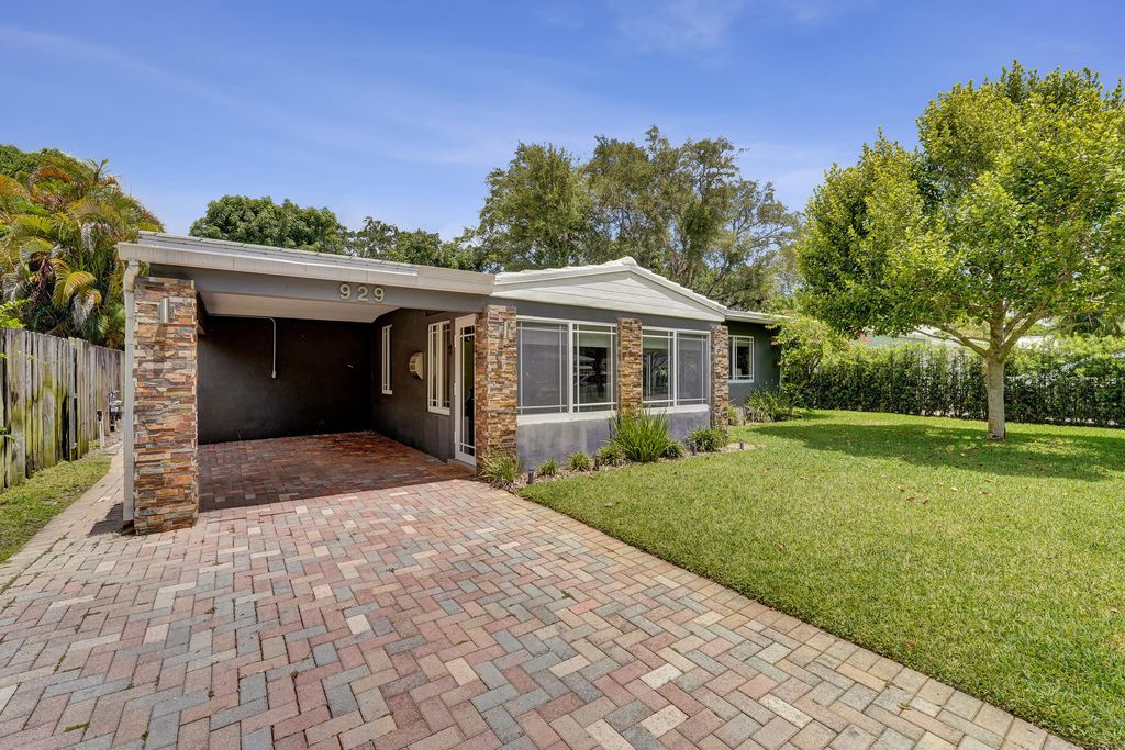 Photo of 929 SW 18th Court, Fort Lauderdale, FL 33315 (MLS # B26024616)