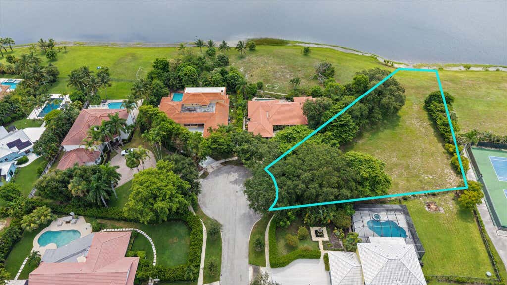 Photo of 10 Sunningdale Circle, West Palm Beach, FL 33401 (MLS # B26059536)