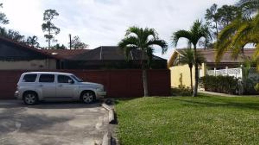 2 BEDROOM, 2 BATH WITH HUGE SCREEENED IN COURTYARD. COURTYARD HAS BUILT-IN HOT TUB.VERY WELL MAINTAINED BY OWNERS.LOCATED CLOSE TO SCHOOLS, SHOPPING,RESTAURANTS.FURNISHED AND READY FOR TENANTS!5 MINUTES FROM WINTER EQUESTRIAN FESTIVAL