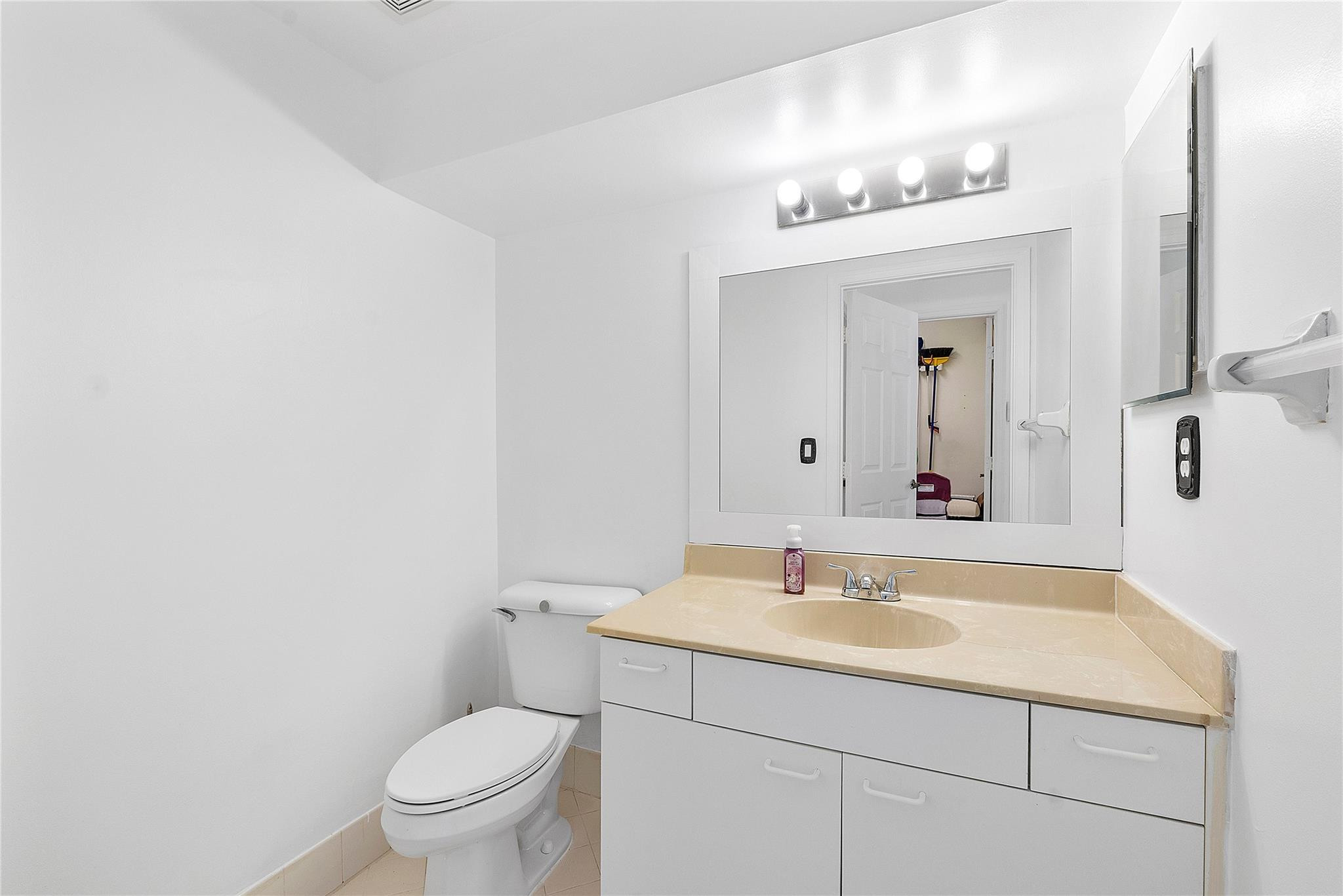 TOWNGATE - Residential Lease