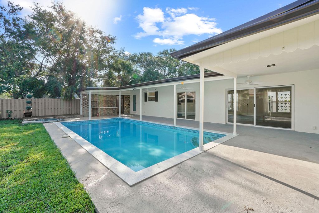 Photo of 711 SW 25th Place, Boynton Beach, FL 33435 (MLS # B26024922)